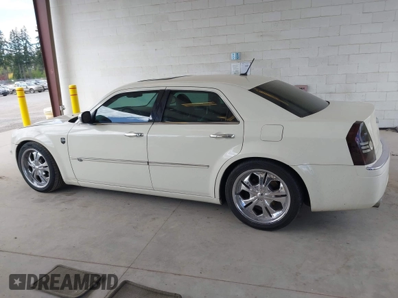2008 Chrysler 300 C Hemi z VIN 2C3KA63HX8H208103, wystawiony jako IAAI lot #42082674 z przebiegiem 111 025 mil mil oraz . Historia ofert i sprzedaży dostępna na DreamBid. Obrazek 14.