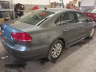 2014 Volkswagen Passat Wolfsburg Edition z VIN 1VWAT7A31EC080098, wystawiony jako IAAI lot #41719111 z przebiegiem 166 828 mil mil oraz . Historia ofert i sprzedaży dostępna na DreamBid. Obrazek 4.