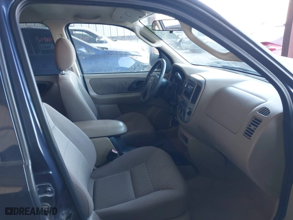2004 Ford Escape XLT with VIN 1FMYU93194KA77634, listed as a IAAI auction lot 41663464 with 149,600 mi miles. Bid and sale history available at carsss.com. Image 5.
