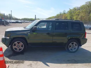 2008 Jeep Patriot Sport with VIN 1J8FF28W98D785130, listed as a IAAI auction lot 42069574 with 180,092 mi miles. Bid and sale history available at carsss.com. Image 14.
