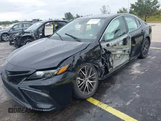 2023 Toyota Camry SE z VIN 4T1G11AK4PU121775, wystawiony jako IAAI lot #42236239 z przebiegiem 51 146 mil mil oraz . Historia ofert i sprzedaży dostępna na DreamBid. Obrazek 18.