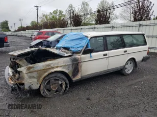 1990 Volvo 240 z VIN YV1AA825XL1871893, wystawiony jako Copart lot #54702975 z przebiegiem Nie podano mil oraz Nie do naprawy. Historia ofert i sprzedaży dostępna na DreamBid. Obrazek 1.