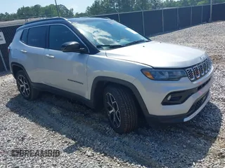 2024 Jeep Compass Limited z VIN 3C4NJDCN0RT125579, wystawiony jako IAAI lot #42313629 z przebiegiem 39 137 mil mil oraz . Historia ofert i sprzedaży dostępna na DreamBid. Obrazek 1.