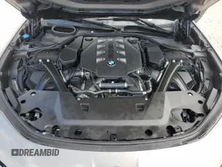 2023 BMW 7 Series 760i xDrive z VIN WBA33EJ08PCN66400, wystawiony jako Copart lot #44705455 z przebiegiem Nie podano mil oraz Nie do naprawy • Non repairable. Historia ofert i sprzedaży dostępna na DreamBid. Obrazek 12.