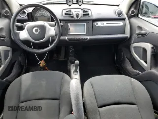 2011 Smart fortwo Pure z VIN WMEEJ3BA5BK487747, wystawiony jako Copart lot #49703445 z przebiegiem 93 489 mil mil oraz Szkoda całkowita • Salvage title. Historia ofert i sprzedaży dostępna na DreamBid. Obrazek 8.