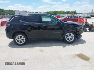 2024 Jeep Compass Sport z VIN 3C4NJDAN5RT105556, wystawiony jako IAAI lot #42335647 z przebiegiem 14 747 mil mil oraz . Historia ofert i sprzedaży dostępna na DreamBid. Obrazek 13.