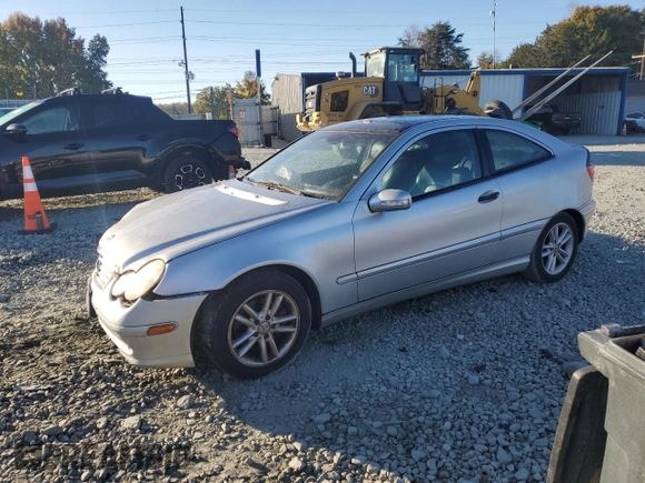 2003 Mercedes-Benz C z VIN WDBRN64J63A492447, wystawiony jako Copart lot #76932584 z przebiegiem 161 869 mil mil oraz Szkoda całkowita • Salvage title. Historia ofert i sprzedaży dostępna na DreamBid. Obrazek 1.