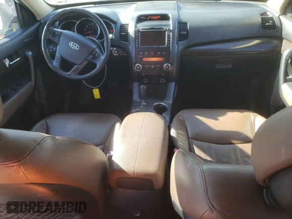 2012 Kia Sorento EX z VIN 5XYKUDA23CG291368, wystawiony jako Copart lot #42061635 z przebiegiem 134 472 mil mil oraz Szkoda całkowita • Salvage title. Historia ofert i sprzedaży dostępna na DreamBid. Obrazek 8.