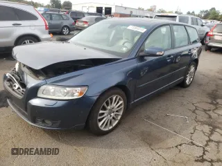 2011 Volvo V50 with VIN YV1672MW6B2607845, listed as a Copart auction lot 73304014 with 0 mi miles and Salvage Title. Bid and sale history available at carsss.com. Image 1.