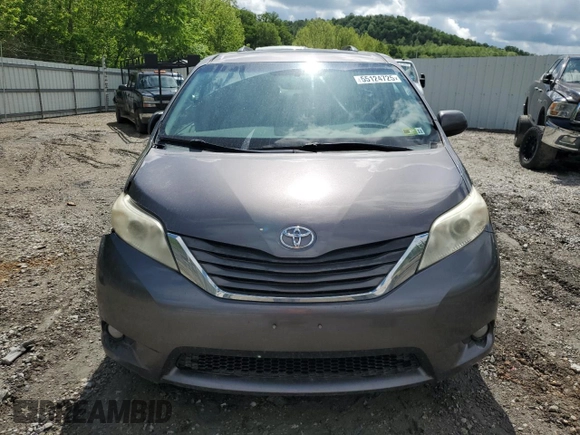 2011 Toyota Sienna XLE z VIN 5TDDK3DCXBS014134, wystawiony jako Copart lot #55124725 z przebiegiem 193 629 mil mil oraz Szkoda całkowita • Salvage title. Historia ofert i sprzedaży dostępna na DreamBid. Obrazek 5.