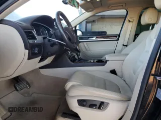 2011 Volkswagen Touareg с VIN WVGFG9BP2BD003056, выставлен на аукционе Copart как лот 84203674 с пробегом 171 456 миль миль и Списание • Salvage title. История ставок и продаж доступна на DreamBid. Изображение 7.