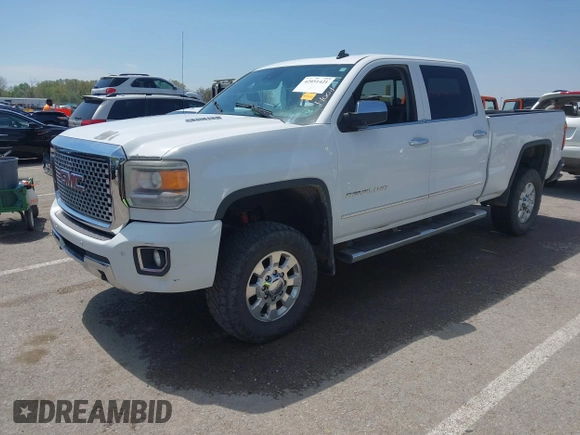 2015 GMC Sierra 2500HD Denali z VIN 1GT120E8XFF121170, wystawiony jako IAAI lot #42051421 z przebiegiem Nie podano mil oraz . Historia ofert i sprzedaży dostępna na DreamBid. Obrazek 2.