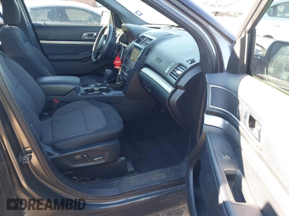 2018 Ford Explorer XLT z VIN 1FM5K7D8XJGA41555, wystawiony jako IAAI lot #41301991 z przebiegiem 46 248 mil mil oraz . Historia ofert i sprzedaży dostępna na DreamBid. Obrazek 5.