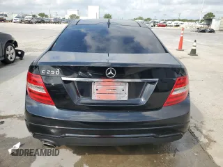 2013 Mercedes-Benz C 250 z VIN WDDGJ4HB5DF967737, wystawiony jako Copart lot #57278155 z przebiegiem 127 644 mil mil oraz Nie do naprawy • Non repairable. Historia ofert i sprzedaży dostępna na DreamBid. Obrazek 6.