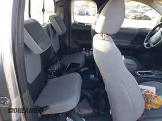 2017 Toyota Tacoma SR z VIN 5TFSX5EN9HX057404, wystawiony jako IAAI lot #40831578 z przebiegiem 91 434 mil mil oraz . Historia ofert i sprzedaży dostępna na DreamBid. Obrazek 8.