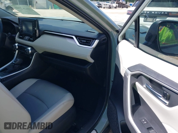 2021 Toyota RAV4 XLE Premium z VIN 2T3C1RFVXMW184382, wystawiony jako IAAI lot #40343908 z przebiegiem 58 594 mil mil oraz . Historia ofert i sprzedaży dostępna na DreamBid. Obrazek 5.