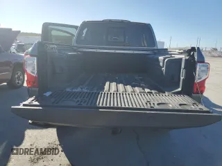 2017 Nissan Titan Platinum Reserve z VIN 1N6AA1E53HN543012, wystawiony jako Copart lot #39144854 z przebiegiem 83 008 mil mil oraz Szkoda całkowita • Salvage title. Historia ofert i sprzedaży dostępna na DreamBid. Obrazek 6.