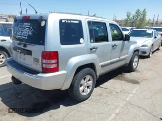 2012 Jeep Liberty Sport Latitude z VIN 1C4PJMAK2CW158599, wystawiony jako IAAI lot #42327424 z przebiegiem 118 960 mil mil oraz . Historia ofert i sprzedaży dostępna na DreamBid. Obrazek 4.