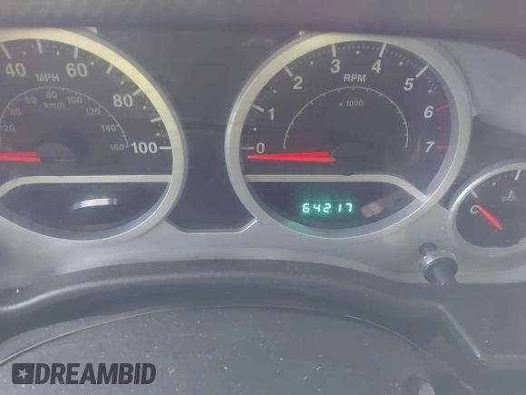 2010 Jeep Wrangler Sahara z VIN 1J4AA5D18AL170957, wystawiony jako IAAI lot #41599820 z przebiegiem 64 217 mil mil oraz . Historia ofert i sprzedaży dostępna na DreamBid. Obrazek 15.