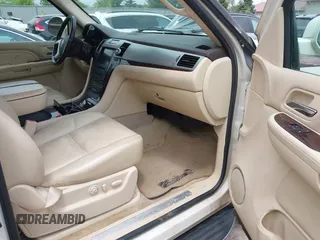 2007 Cadillac Escalade ESV z VIN 1GYFK66817R292648, wystawiony jako IAAI lot #42501972 z przebiegiem 227 580 mil mil oraz . Historia ofert i sprzedaży dostępna na DreamBid. Obrazek 5.