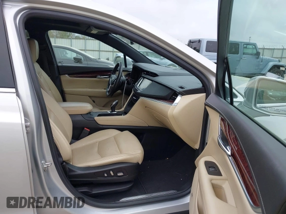 2017 Cadillac XT5 Luxury FWD z VIN 1GYKNBRS2HZ232241, wystawiony jako IAAI lot #41875766 z przebiegiem 195 113 mil mil oraz . Historia ofert i sprzedaży dostępna na DreamBid. Obrazek 5.