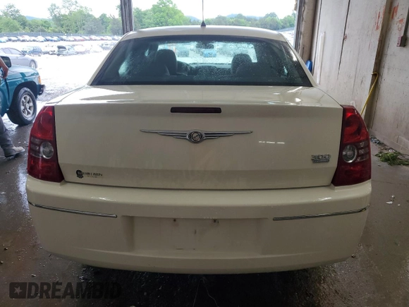 2008 Chrysler 300 Touring z VIN 2C3KA53GX8H189070, wystawiony jako Copart lot #56155735 z przebiegiem 120 845 mil mil oraz Szkoda całkowita • Salvage title. Historia ofert i sprzedaży dostępna na DreamBid. Obrazek 6.