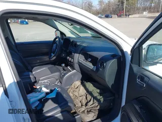 2016 Jeep Compass Sport z VIN 1C4NJCBA4GD785748, wystawiony jako IAAI lot #41585747 z przebiegiem Nie podano mil oraz . Historia ofert i sprzedaży dostępna na DreamBid. Obrazek 5.