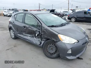 2013 Toyota Prius One z VIN JTDKDTB36D1537462, wystawiony jako IAAI lot #42178559 z przebiegiem 179 684 mil mil oraz . Historia ofert i sprzedaży dostępna na DreamBid. Obrazek 1.