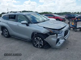 2024 Toyota Highlander LE z VIN 5TDKDRAH3RS529345, wystawiony jako IAAI lot #42096639 z przebiegiem 9 704 mil mil oraz . Historia ofert i sprzedaży dostępna na DreamBid. Obrazek 1.