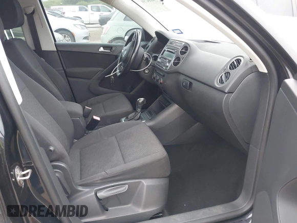 2013 Volkswagen Tiguan SE z VIN WVGAV7AXXDW519677, wystawiony jako IAAI lot #42264759 z przebiegiem 103 913 mil mil oraz . Historia ofert i sprzedaży dostępna na DreamBid. Obrazek 5.