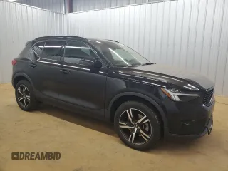 2023 Volvo XC40 Plus Dark Theme z VIN YV4L12UL4P2967328, wystawiony jako Copart lot #55800735 z przebiegiem 96 119 mil mil oraz Tytuł czysty. Historia ofert i sprzedaży dostępna na DreamBid. Obrazek 4.