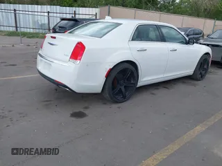 2019 Chrysler 300 Limited z VIN 2C3CCAEG9KH698188, wystawiony jako IAAI lot #42190234 z przebiegiem 62 817 mil mil oraz . Historia ofert i sprzedaży dostępna na DreamBid. Obrazek 4.