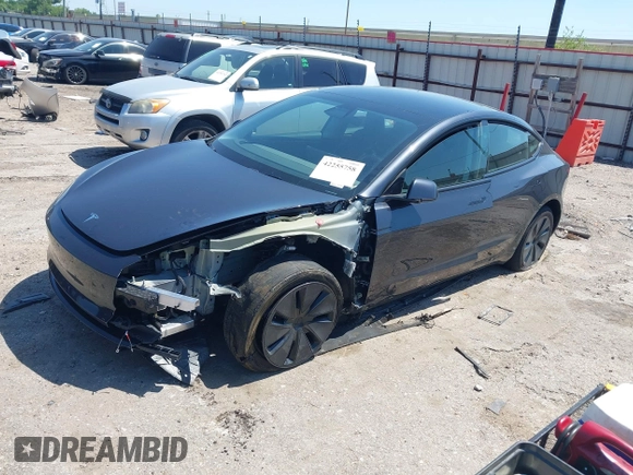 2025 Tesla Model 3 Long Range z VIN 5YJ3E1EB6SF924607, wystawiony jako IAAI lot #42255758 z przebiegiem 5 881 mil mil oraz . Historia ofert i sprzedaży dostępna na DreamBid. Obrazek 16.