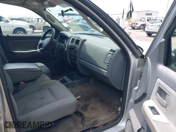 2007 Dodge Dakota SLT z VIN 1D7HE48K27S127788, wystawiony jako IAAI lot #42311626 z przebiegiem 357 130 mil mil oraz . Historia ofert i sprzedaży dostępna na DreamBid. Obrazek 5.