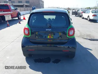 2017 Smart fortwo Pure z VIN WMEFJ9BA9HK226752, wystawiony jako IAAI lot #42420588 z przebiegiem Nie podano mil oraz . Historia ofert i sprzedaży dostępna na DreamBid. Obrazek 6.