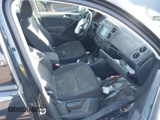 2015 Volkswagen Tiguan S с VIN WVGAV7AX8FW615777, выставлен на аукционе IAAI как лот 42165193 с пробегом Не указан миль и . История ставок и продаж доступна на DreamBid. Изображение 5.