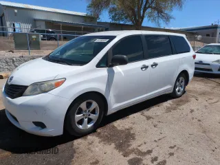 2017 Toyota Sienna L с VIN 5TDZZ3DC5HS797485, выставлен на аукционе Copart как лот 54185305 с пробегом 277 614 миль миль и Списание • Salvage title. История ставок и продаж доступна на DreamBid. Изображение 1.