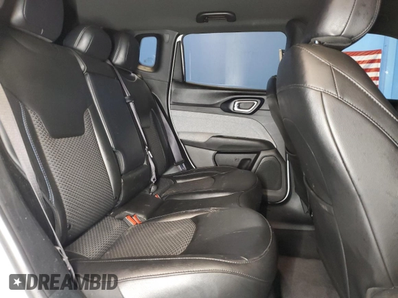 2023 Jeep Compass Latitude z VIN 3C4NJDBN0PT553621, wystawiony jako Copart lot #61347185 z przebiegiem 51 588 mil mil oraz Czysty tytuł • Clean title. Historia ofert i sprzedaży dostępna na DreamBid. Obrazek 11.
