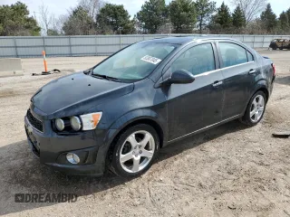 2015 Chevrolet Sonic LTZ z VIN 1G1JE5SB0F4104712, wystawiony jako Copart lot #52807045 z przebiegiem 125 101 mil mil oraz Szkoda całkowita • Salvage title. Historia ofert i sprzedaży dostępna na DreamBid. Obrazek 1.