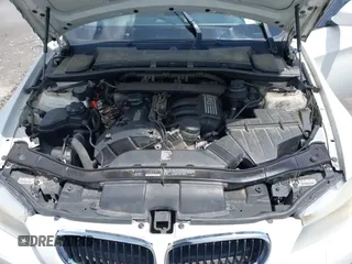 2011 BMW 3 Series 328i xDrive z VIN WBAPK5G57BNN81345, wystawiony jako IAAI lot #42756670 z przebiegiem 170 976 mil mil oraz . Historia ofert i sprzedaży dostępna na DreamBid. Obrazek 10.