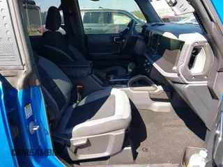 2023 Ford Bronco z VIN 1FMEE5BP1PLA88463, wystawiony jako IAAI lot #41871905 z przebiegiem 36 223 mil mil oraz . Historia ofert i sprzedaży dostępna na DreamBid. Obrazek 5.