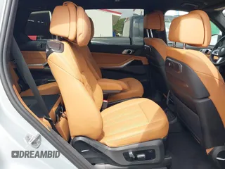 2024 BMW X7 xDrive40i z VIN 5UX23EM07R9T99861, wystawiony jako IAAI lot #40400730 z przebiegiem 9 916 mil mil oraz . Historia ofert i sprzedaży dostępna na DreamBid. Obrazek 8.