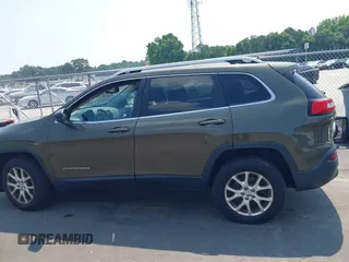 2015 Jeep Cherokee Latitude z VIN 1C4PJMCS9FW551694, wystawiony jako IAAI lot #42424992 z przebiegiem 125 852 mil mil oraz . Historia ofert i sprzedaży dostępna na DreamBid. Obrazek 14.