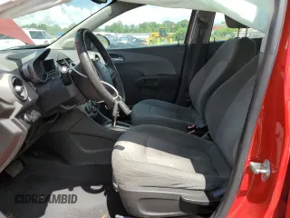 2012 Chevrolet Sonic LS z VIN 1G1JA5SH2C4174661, wystawiony jako Copart lot #56650635 z przebiegiem 128 258 mil mil oraz Szkoda całkowita • Salvage title. Historia ofert i sprzedaży dostępna na DreamBid. Obrazek 7.
