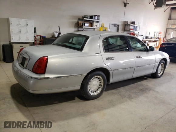 2002 Lincoln Town Car Executive z VIN 1LNHM81W32Y628546, wystawiony jako Copart lot #54248775 z przebiegiem 188 496 mil mil oraz Czysty tytuł • Clean title. Historia ofert i sprzedaży dostępna na DreamBid. Obrazek 3.