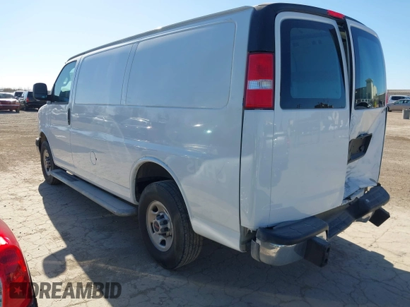 2022 GMC Savana Cargo Van with VIN 1GTW7AFP8N1172293, listed as a IAAI auction lot 41735294 with 33,213 mi miles. Bid and sale history available at carsss.com. Image 3.