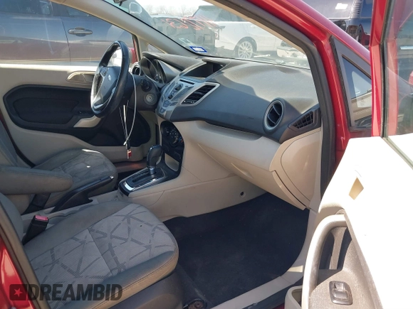 2013 Ford Fiesta SE z VIN 3FADP4BJ0DM107682, wystawiony jako IAAI lot #41772631 z przebiegiem 146 760 mil mil oraz . Historia ofert i sprzedaży dostępna na DreamBid. Obrazek 5.