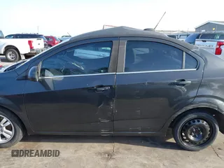 2015 Chevrolet Sonic LT z VIN 1G1JC5SB1F4128426, wystawiony jako IAAI lot #41739238 z przebiegiem 121 717 mil mil oraz . Historia ofert i sprzedaży dostępna na DreamBid. Obrazek 15.
