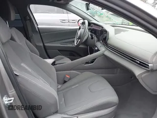 2023 Hyundai Elantra SEL z VIN KMHLS4AG5PU609271, wystawiony jako IAAI lot #42374280 z przebiegiem 27 711 mil mil oraz . Historia ofert i sprzedaży dostępna na DreamBid. Obrazek 5.