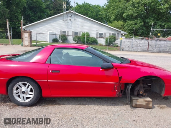 1993 Chevrolet Camaro z VIN 2G1FP22S4P2103696, wystawiony jako IAAI lot #42498084 z przebiegiem 64 393 mil mil oraz . Historia ofert i sprzedaży dostępna na DreamBid. Obrazek 14.